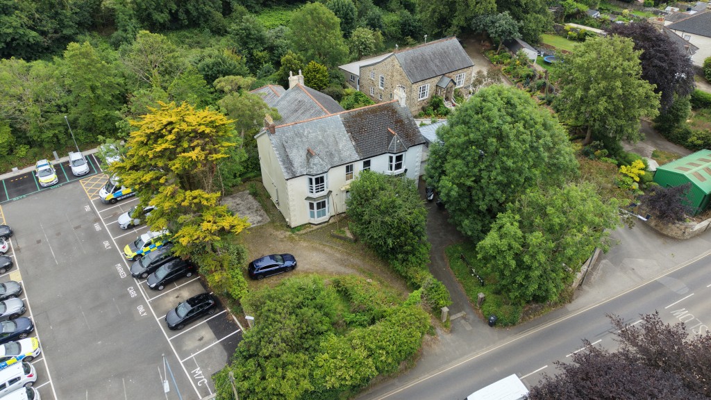 Lot: 133 - SEMI-DETACHED HOUSE IN NEED OF RENOVATION WITH PLANNING FOR DETACHED ANNEXE - Front aerial view of the property